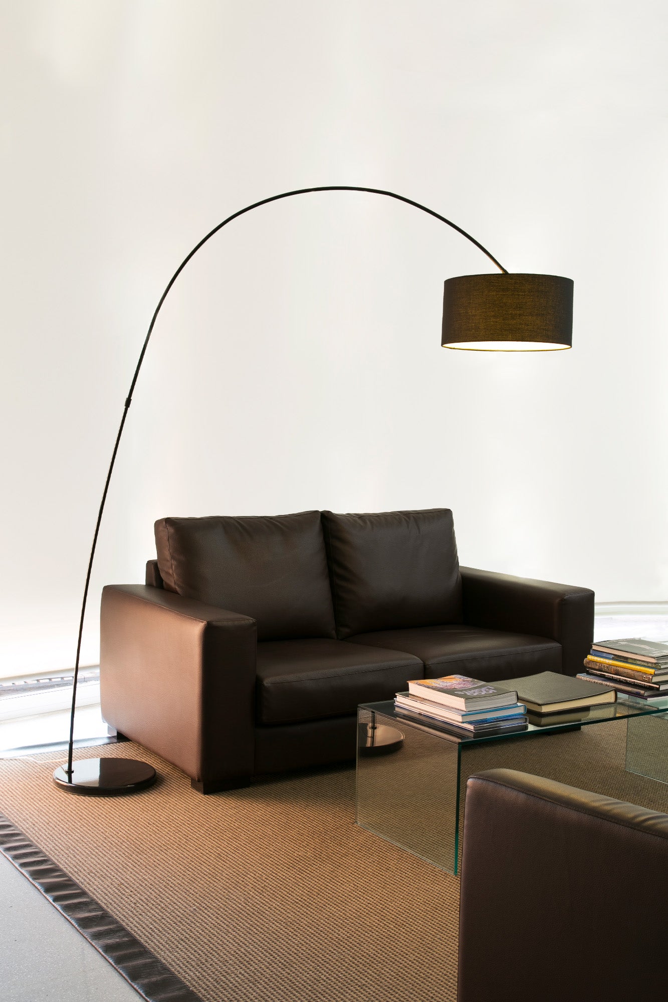 Lámpara de pie PAPUA negra FARO 68463 en ambiente de salón moderno, diseño contemporáneo con materiales de metal y textil para iluminación interior