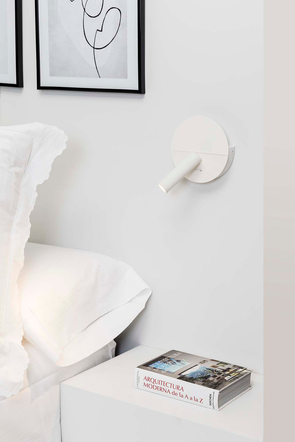 Imagen de aplique lector DUAS USB C blanco FARO 68467N en ambiente interior, luminaria superficie de acero para pared con puerto USB C y iluminación de lectura.