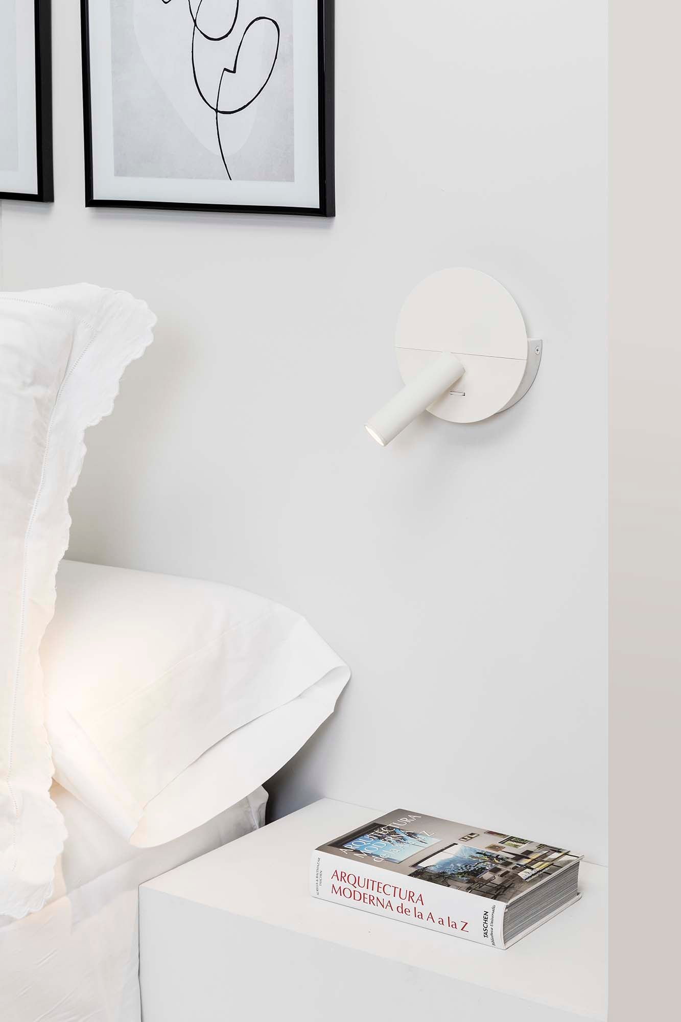 Imagen de aplique lector DUAS USB C blanco FARO 68467N en ambiente interior, luminaria superficie de acero para pared con puerto USB C y iluminación de lectura.