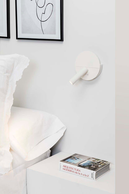 Imagen de aplique lector DUAS USB C blanco FARO 68467N en ambiente interior, luminaria superficie de acero para pared con puerto USB C y iluminación de lectura.