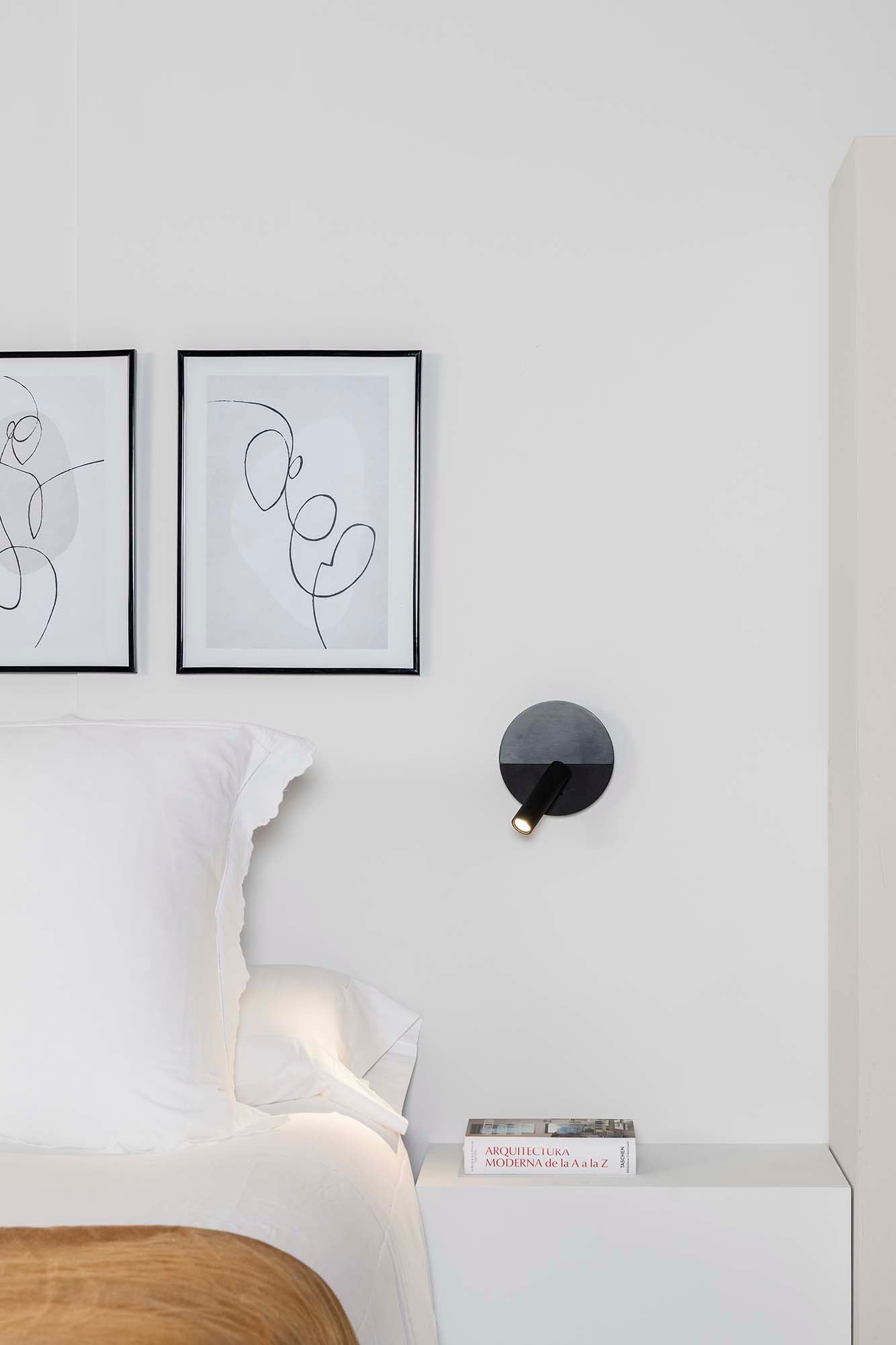 Aplique lector DUAS USB C negro FARO 68468N en ambiente interior de hogar, luminaria LED para zona de lectura con puerto USB C, Serie 6846