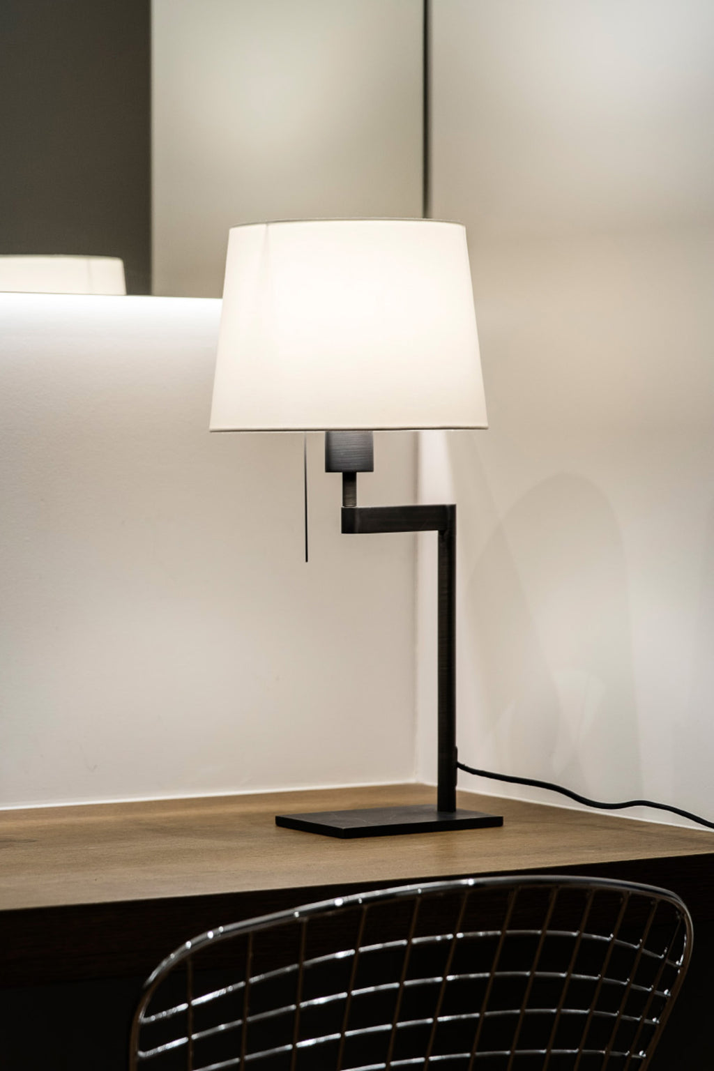 Lámpara sobremesa ARTIS en bronce de FARO modelo 68488 en ambiente interior para hogar u hotel, con iluminación LED E27 y diseño en acero textil