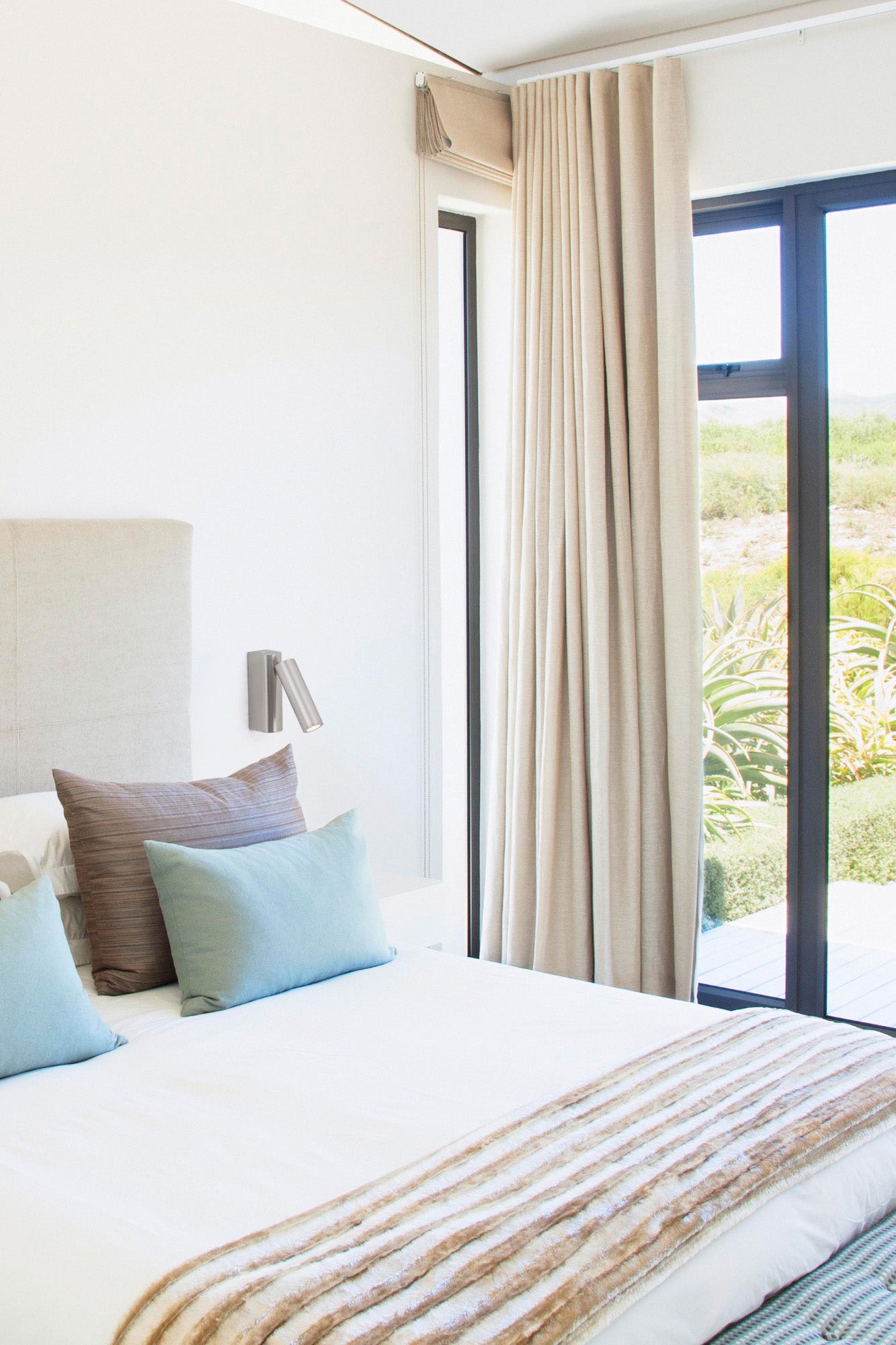 Aplique de pared ROB en níquel mate con lector Faro serie 6850 en ambiente interior minimalista, luminaria superficial LED para iluminación de lectura y restauración