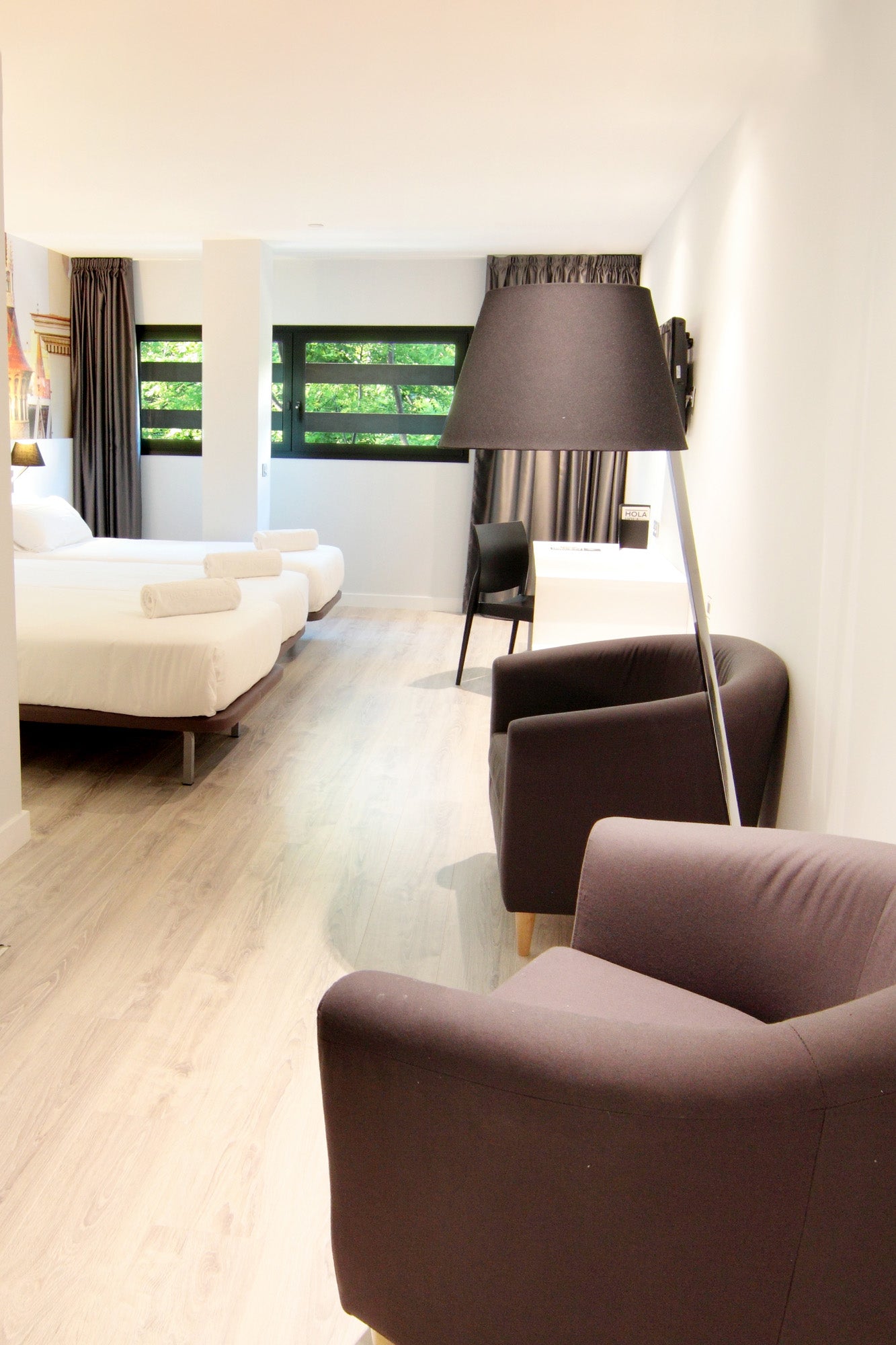 Lámpara de pie MOMA en negro de FARO modelo 68503 en ambiente de salón interior contemporáneo, luminaria superficie en acero y textil para iluminación moderna