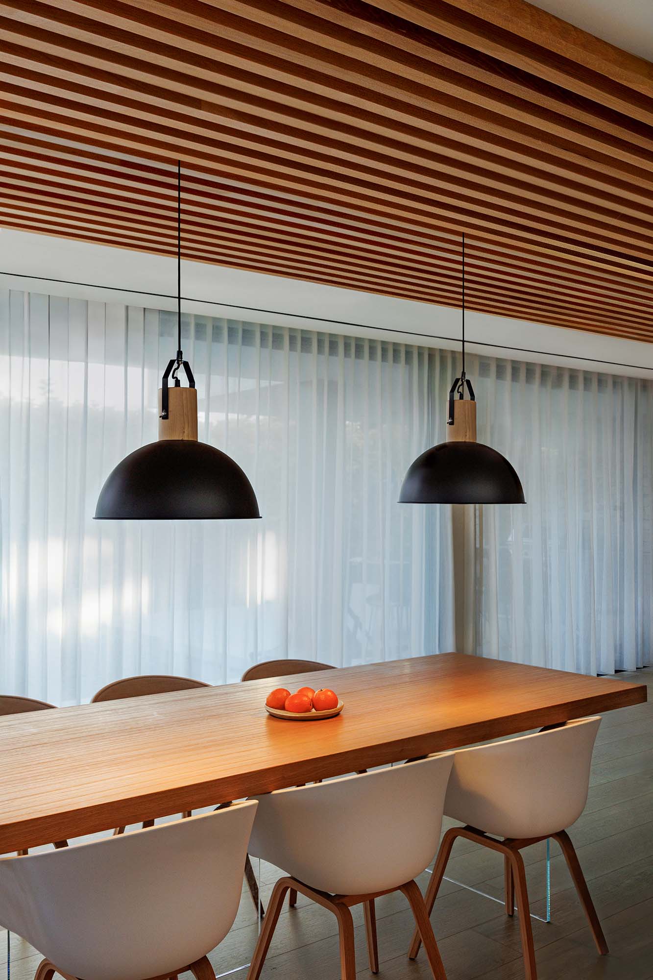 Luminaria colgante Margot en negro mate de FARO (modelo 68561, Colección 17001) en ambiente interior de comedor, hecha de metal y madera con iluminación LED para hogar y salón.