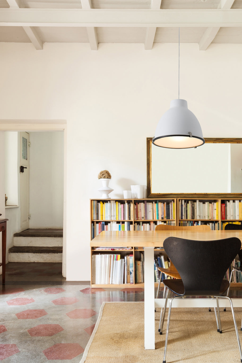 Lámpara colgante Charlotte blanca FARO 68563 en ambiente de cocina moderna, iluminación interior industrial con diseño en acero y PC para comedor y hogar contemporáneo