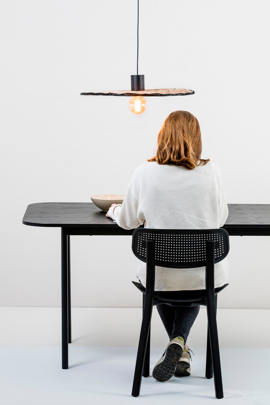 Lámpara colgante COSTAS 600 negra con ratán de FARO en ambiente interior minimalista mediterráneo, luminaria de suspensión con iluminación LED, modelo 68590-69