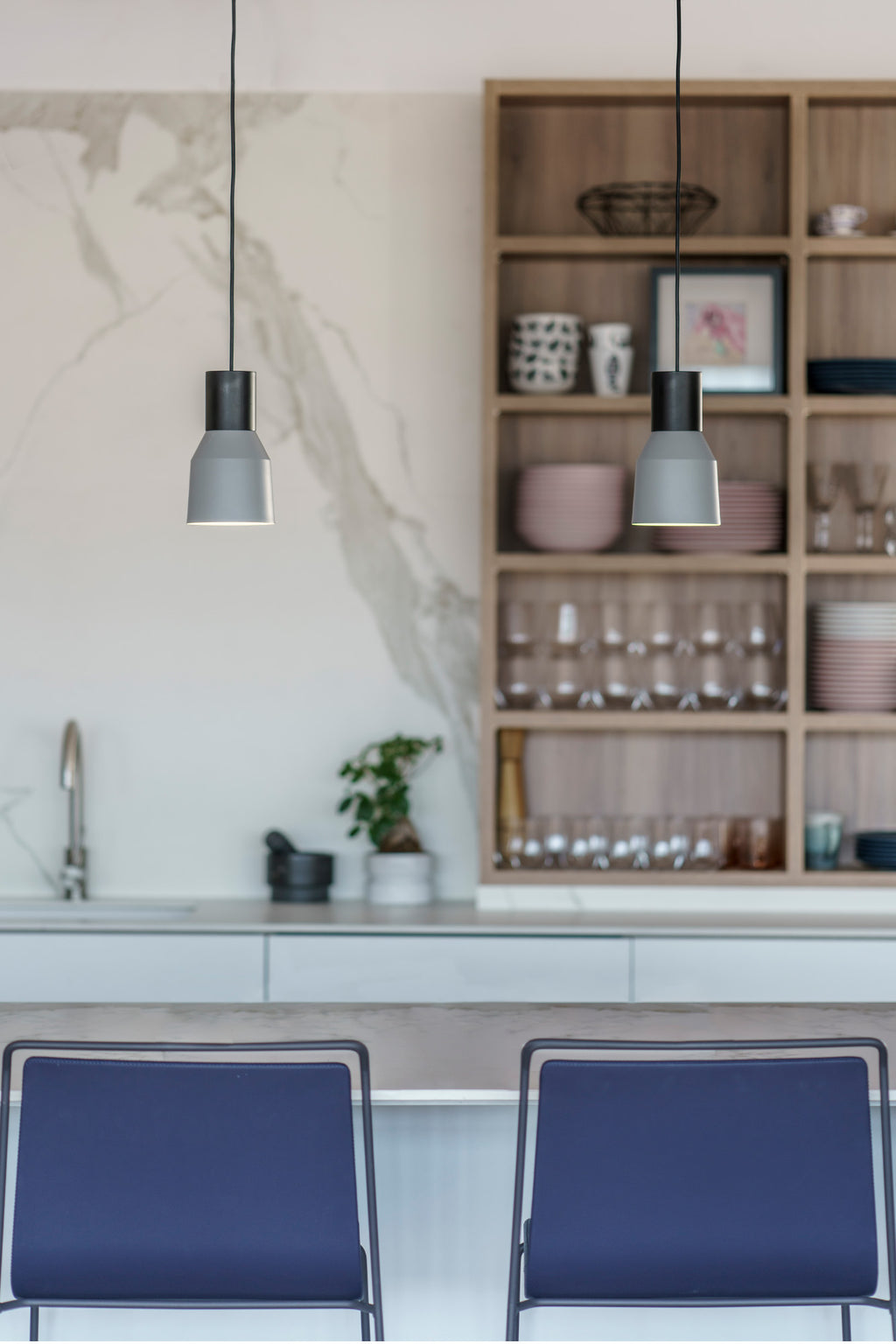 Lámpara colgante KOMBO 120 gris FARO 68591-1L en ambiente interior minimalista, iluminación de suspensión en acero y metal