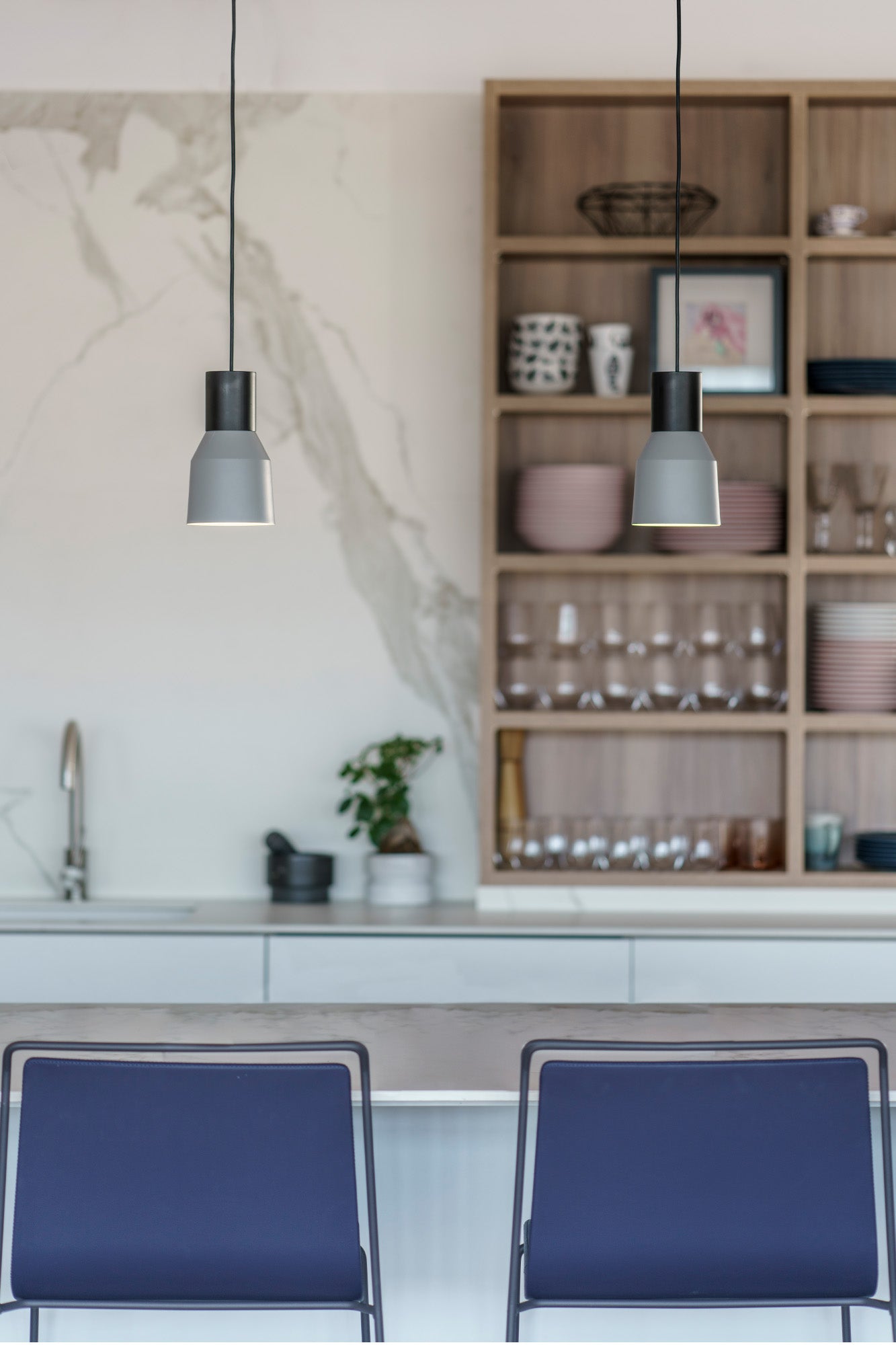 Lámpara colgante KOMBO 120 gris FARO 68591-1L en ambiente interior minimalista, iluminación de suspensión en acero y metal