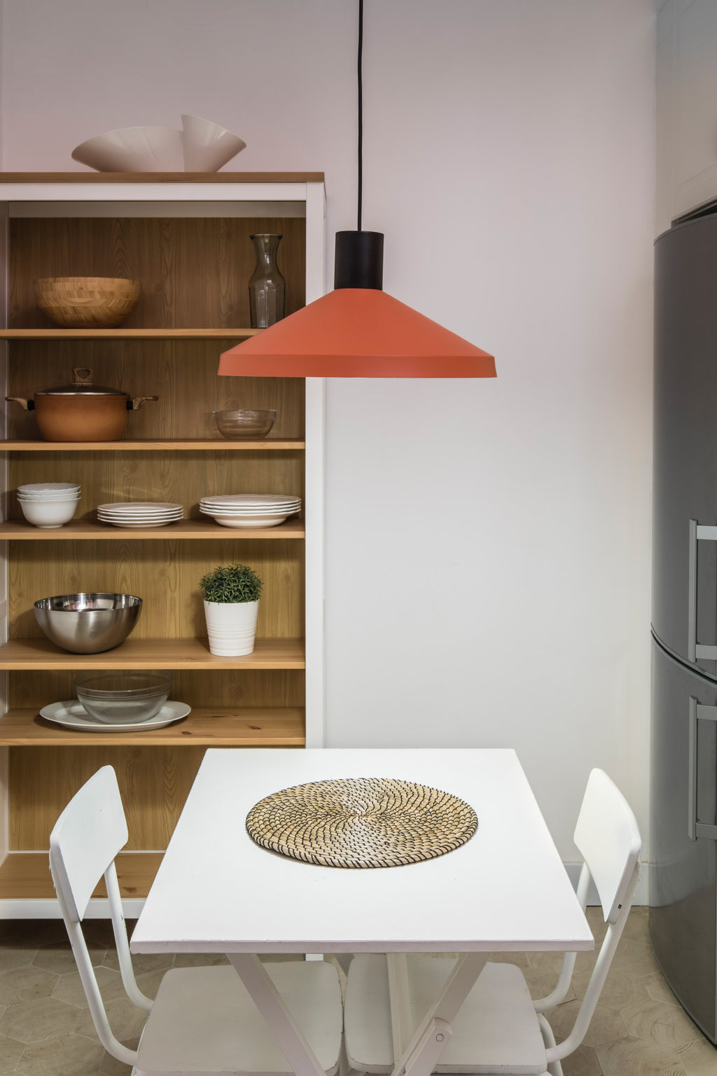 Lámpara colgante KOMBO 400 en terracota de FARO, modelo 68597-1L, en ambiente de salón interior con suspensión de acero para iluminación cálida en comedor - Nutcreatives