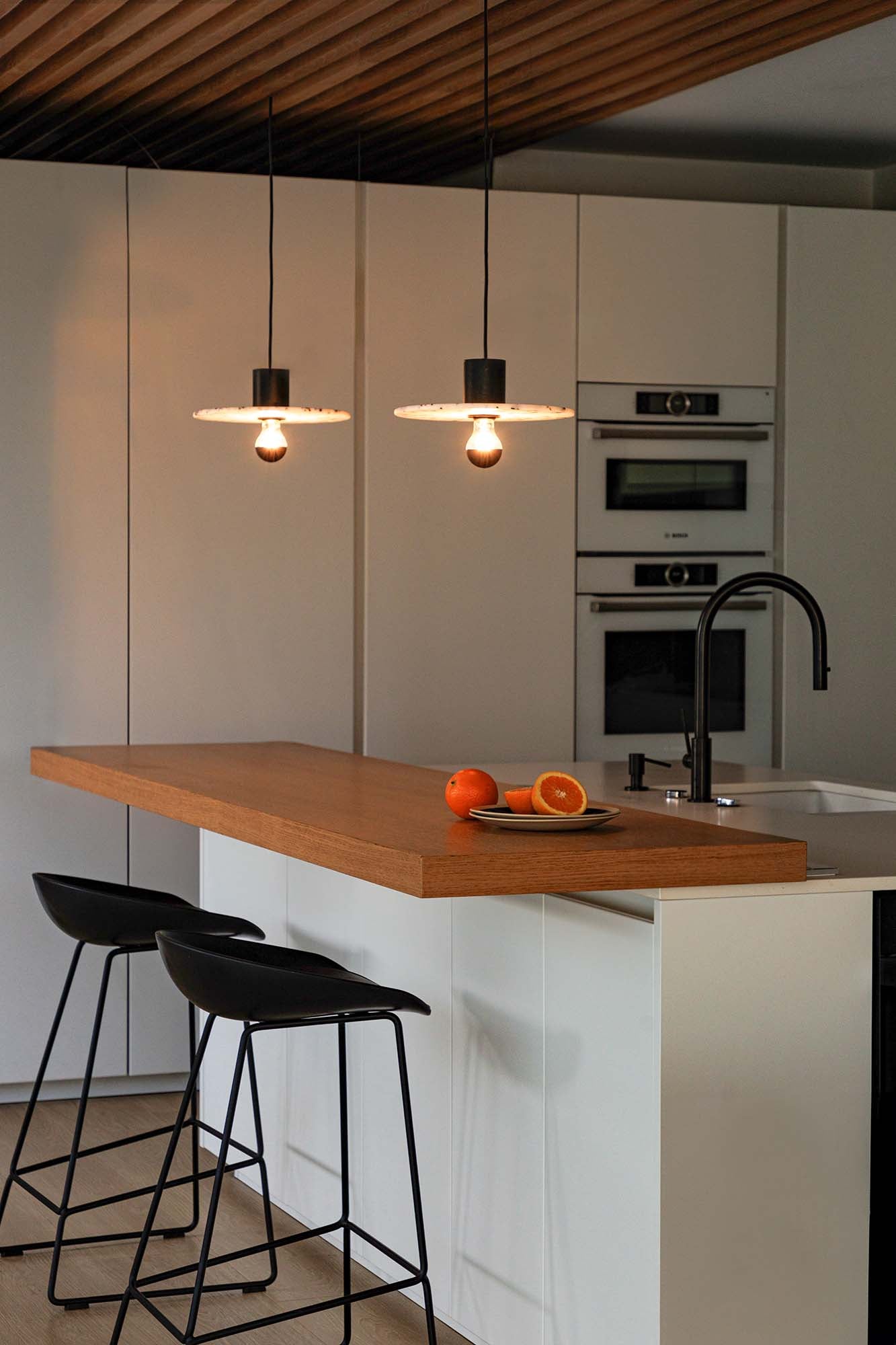 Lámpara colgante Confetti 300 Marmóreo Reciclada de FARO ø30cm en aluminio y PET ecológico, iluminando ambiente interior moderno y sostenible en Valencia.