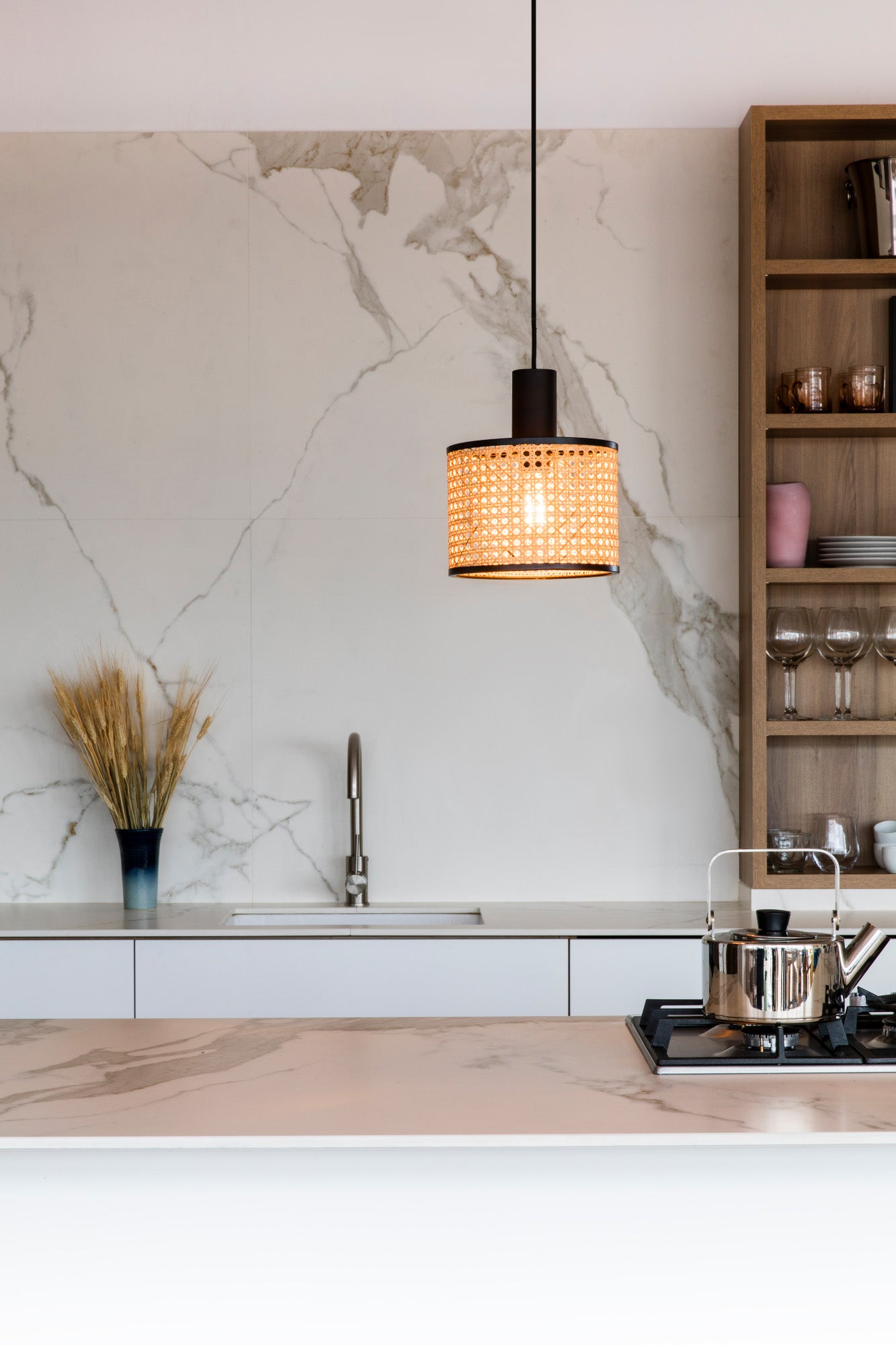 Lámpara colgante MAMBO 210 negra con ratán y clavija de FARO (68604-47) en ambiente interior hogareño, iluminación LED para hogar y hospitality