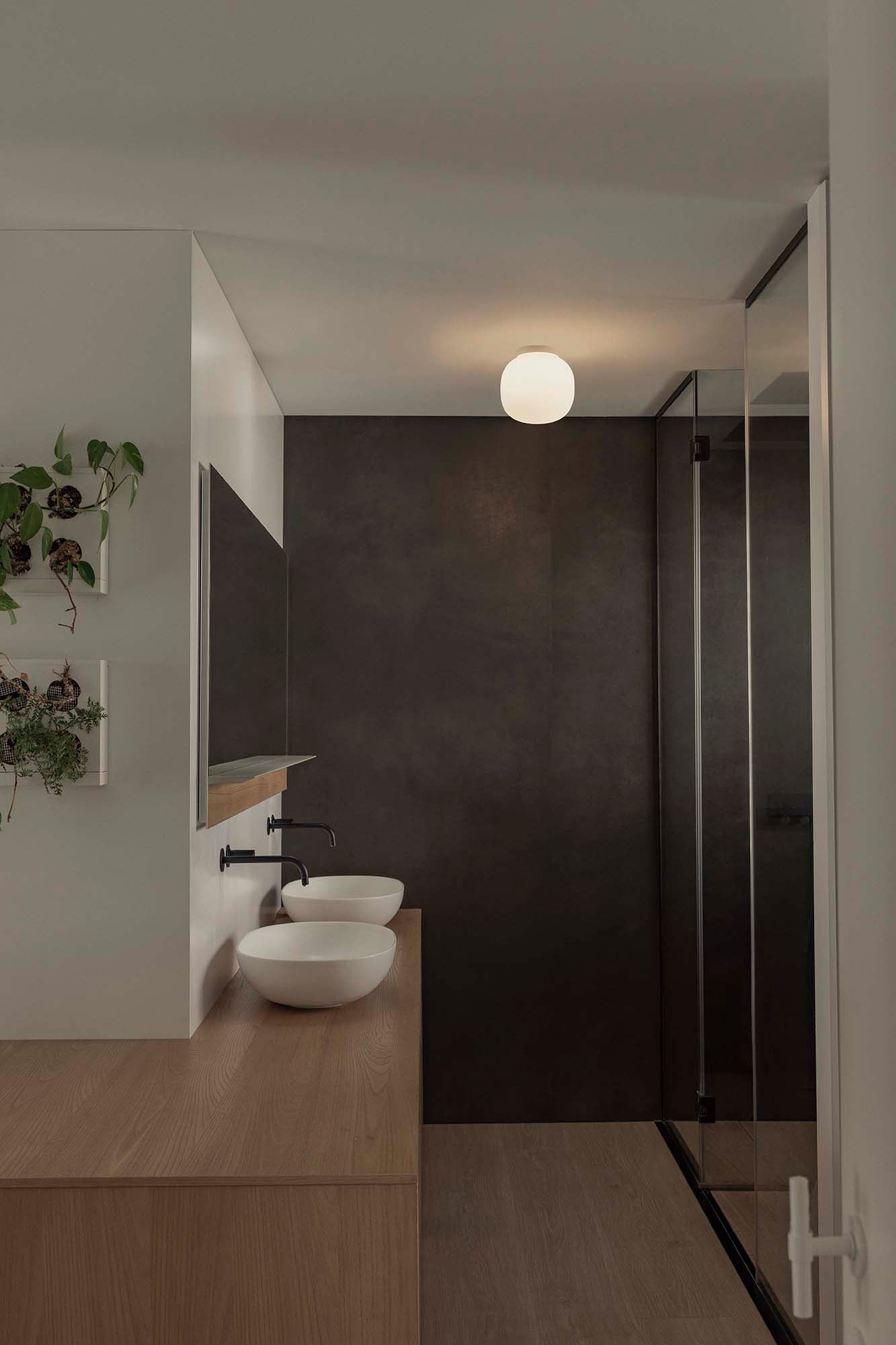 Plafon AMELIA Blanco FARO 68610 en ambiente interior: luminaria de superficie en acero y cristal con diseño orgánico para iluminación ambiente.