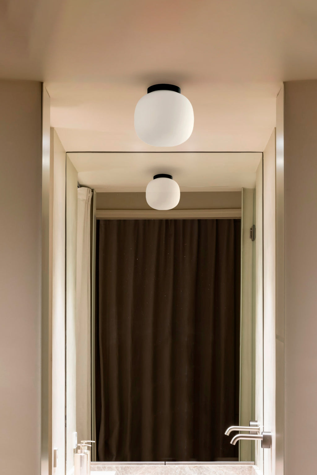 Plafón AMELIA negro de FARO modelo 68611 en ambiente interior, luminaria de superficie con diseño orgánico en acero y cristal para iluminación ambiente acogedora