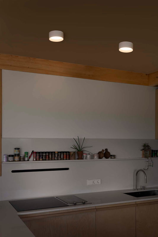 Plafon LED MIZU blanco 15W FARO 68617 en ambiente interior: luminaria superficie minimalista de aluminio y PMMA con iluminación cálida en techo de hogar moderno.