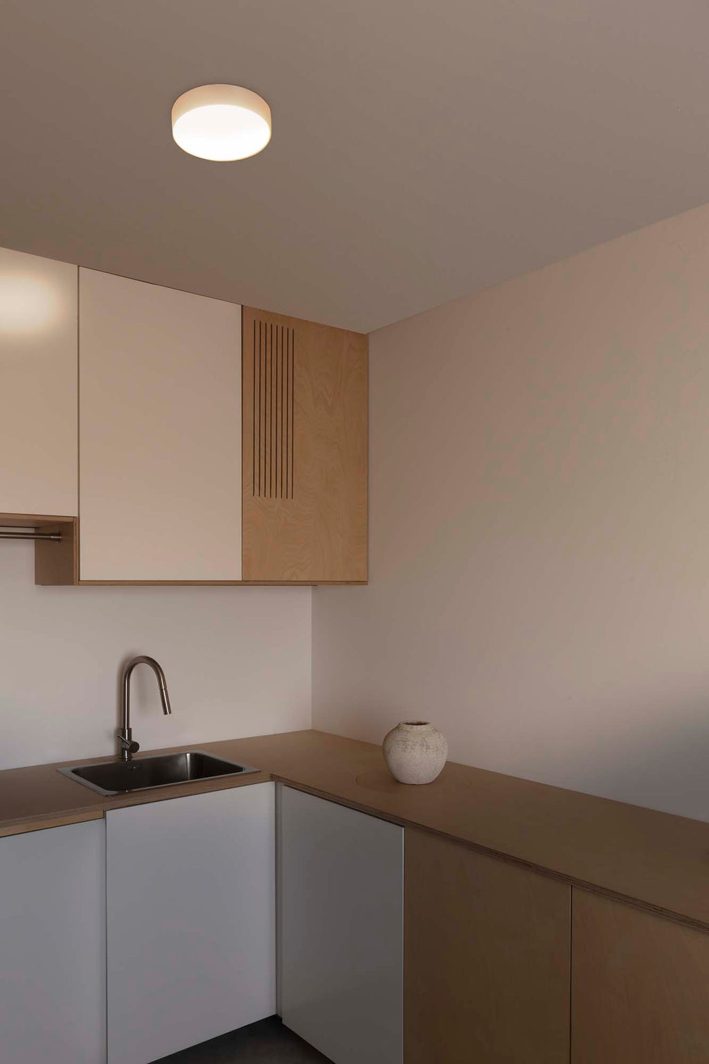 Imagen ambiente de Plafon LED ARIS Blanco Mate 20W FARO Serie 6863, luminaria de pared en aluminio con iluminación cálida para interior minimalista en hogar