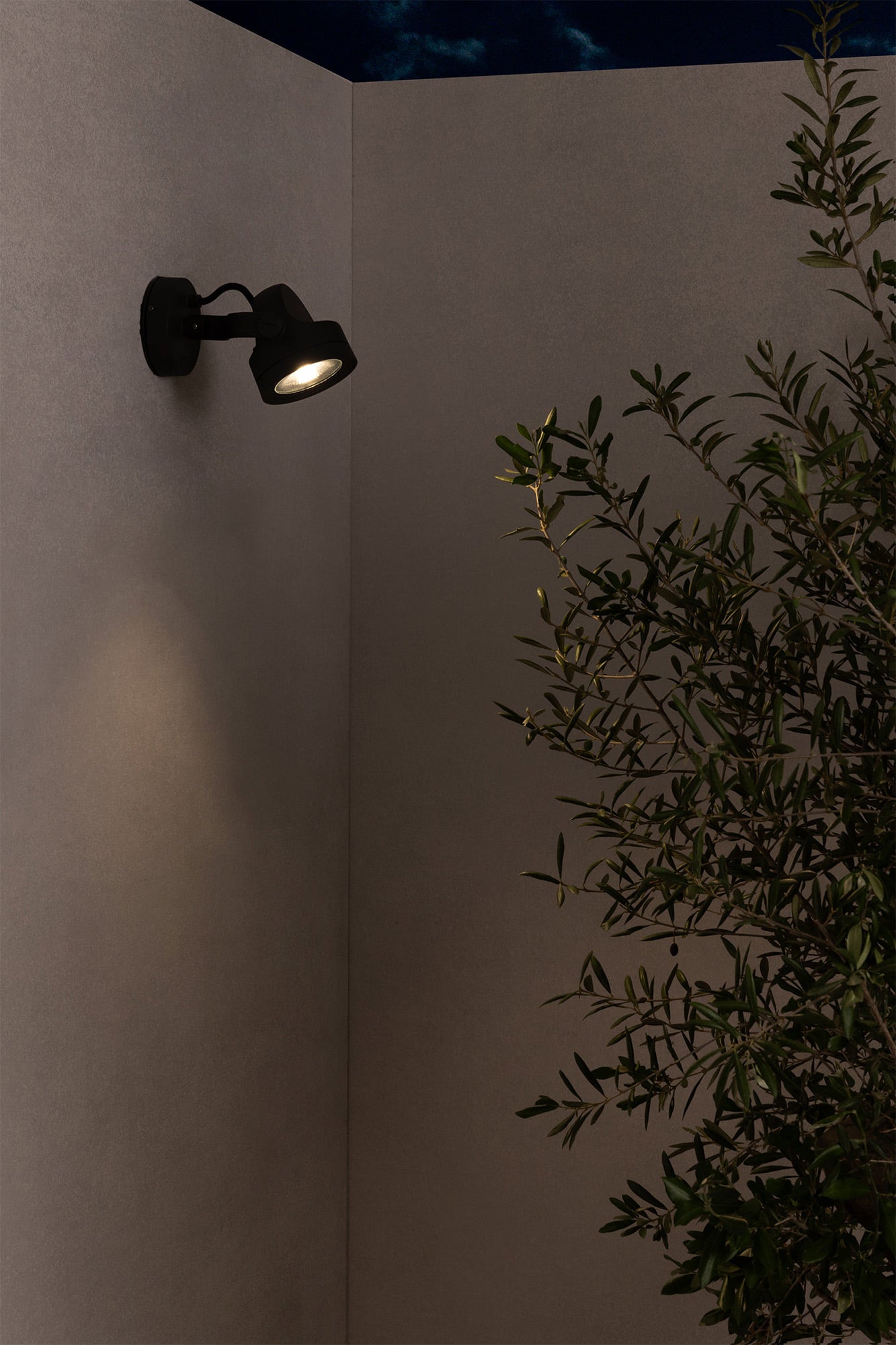 Proyector LED ALFA gris oscuro para exterior, faro de aluminio IP65 con COB LED, luminaria superficie iluminando jardín y terraza, modelo FARO 70025 en ambiente