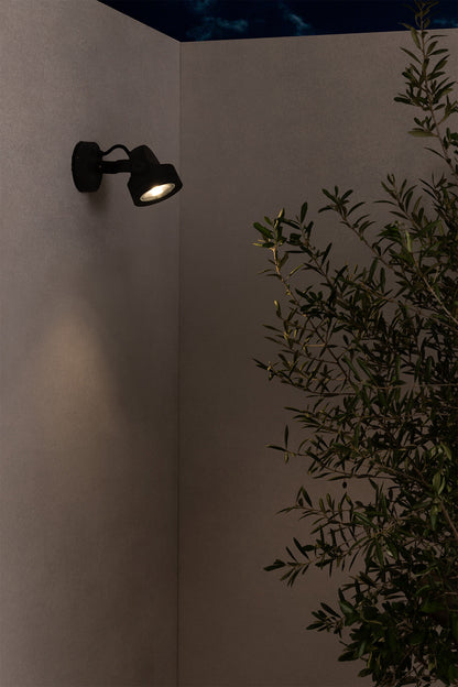 Proyector LED ALFA gris oscuro para exterior, faro de aluminio IP65 con COB LED, luminaria superficie iluminando jardín y terraza, modelo FARO 70025 en ambiente