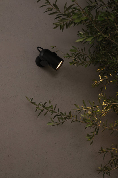 Proyector LED exterior SLOT 200 negro FARO IP65 de aluminio instalado en jardín, iluminando terraza y pared para iluminación exterior resistente