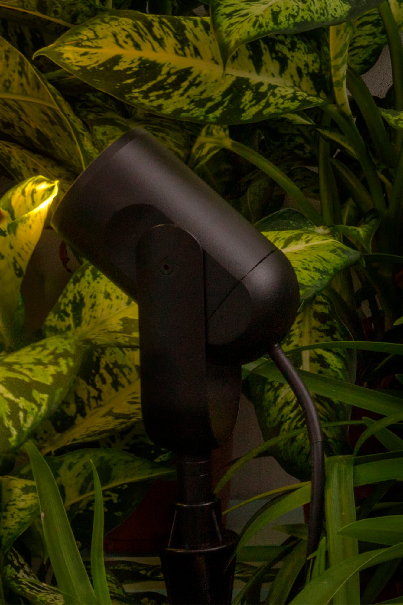 Estaca iluminación exterior SLOT 200 negro FARO 70037 en jardín, luminaria LED decorativa aluminio IP65 superficie montada