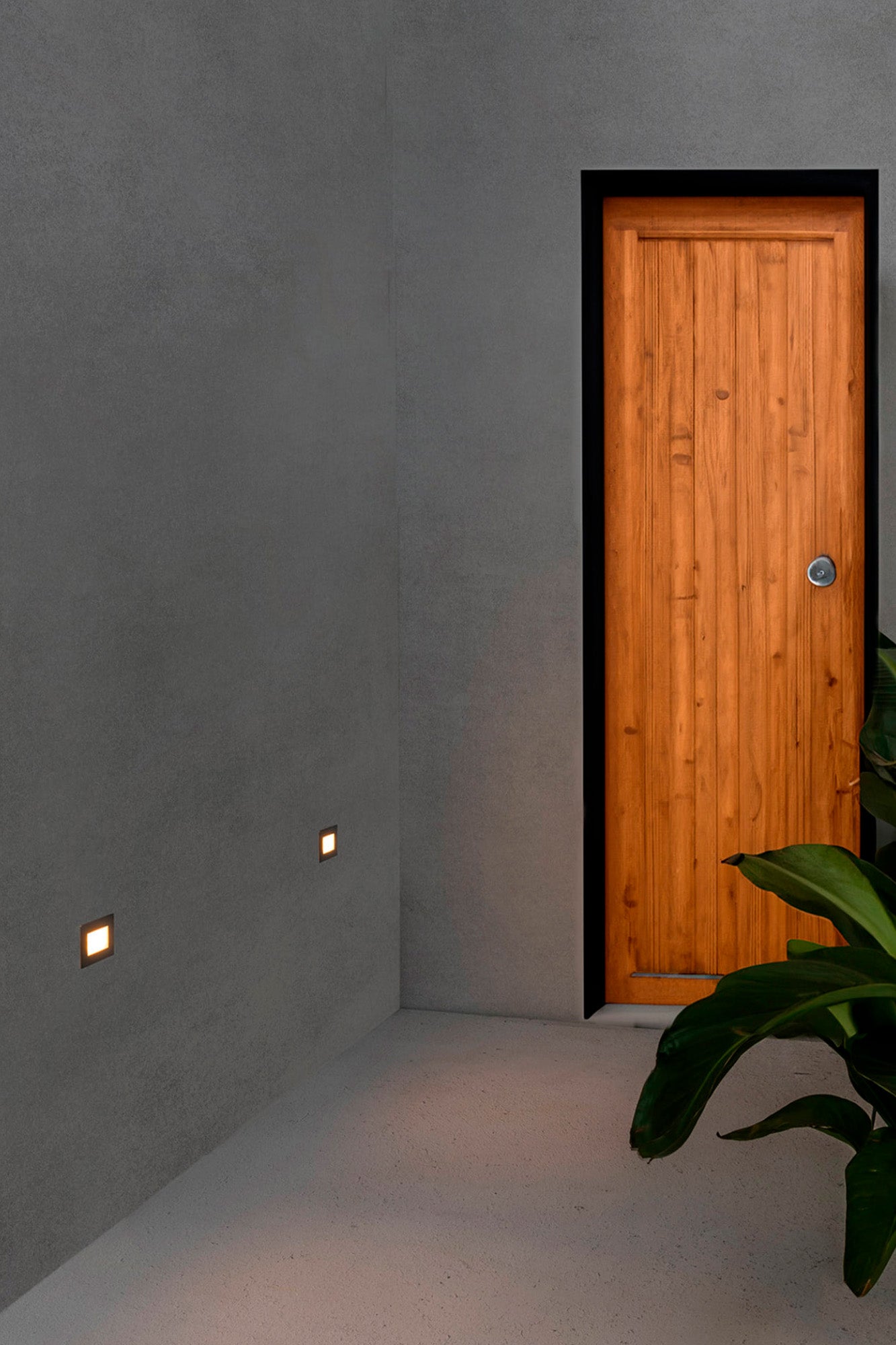 Luminaria empotrable LED GRON en níquel mate de FARO (70134), instalada en jardín exterior con luz cálida IP65, acero inoxidable para iluminación de terraza.