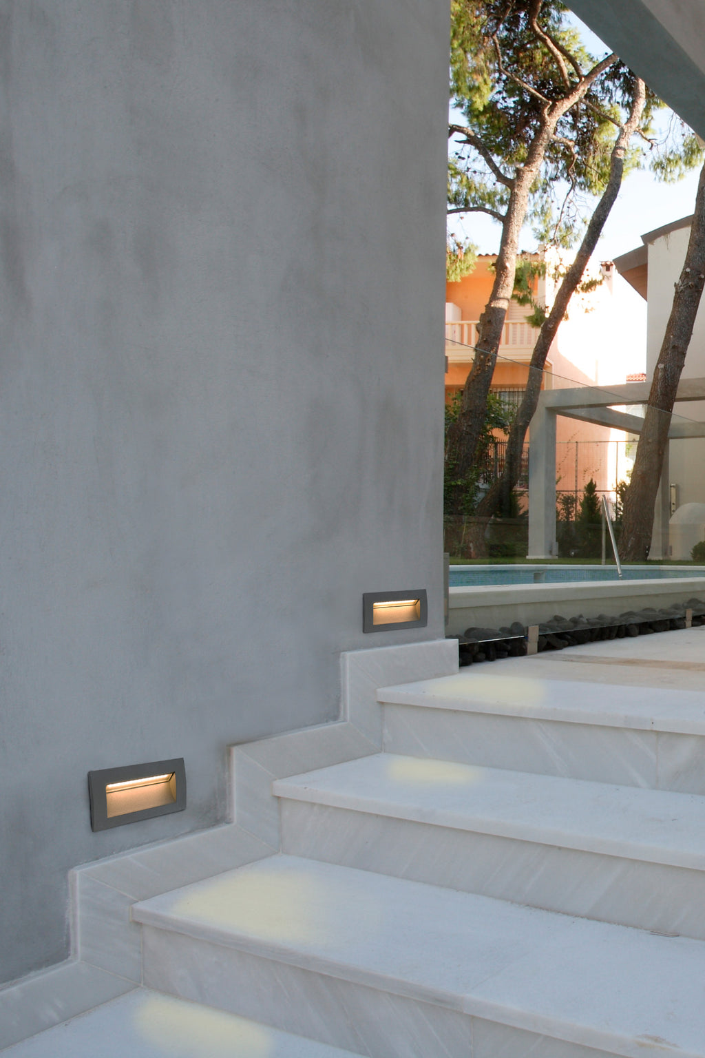 Luz empotrable LED SEDNA RCT gris oscuro de aluminio, modelo FARO 70147, instalada en jardín exterior IP65 para terrazas y patios