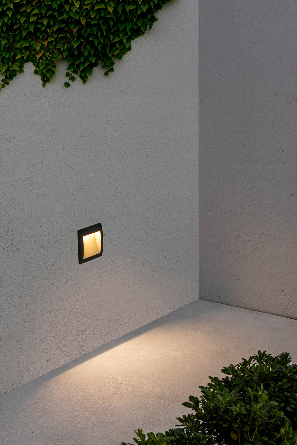 Luz empotrable SEDNA SQ 140 en gris oscuro instalada en jardín exterior, luminaria LED IP65 impermeable para terraza de FARO modelo 70148