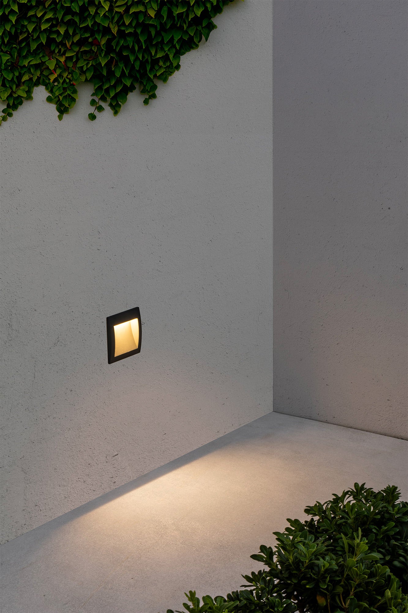 Luz empotrable SEDNA SQ 140 en gris oscuro instalada en jardín exterior, luminaria LED IP65 impermeable para terraza de FARO modelo 70148