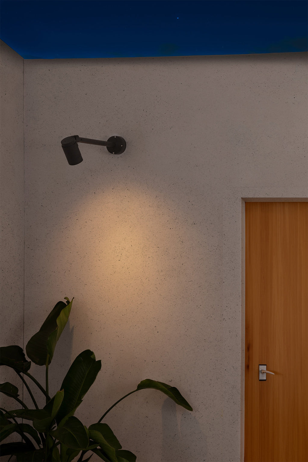 Proyector LED FOC 580 gris oscuro FARO 70157 en ambiente exterior: luminaria superficie IP65 para jardín, terraza e iluminación exterior resistente al agua