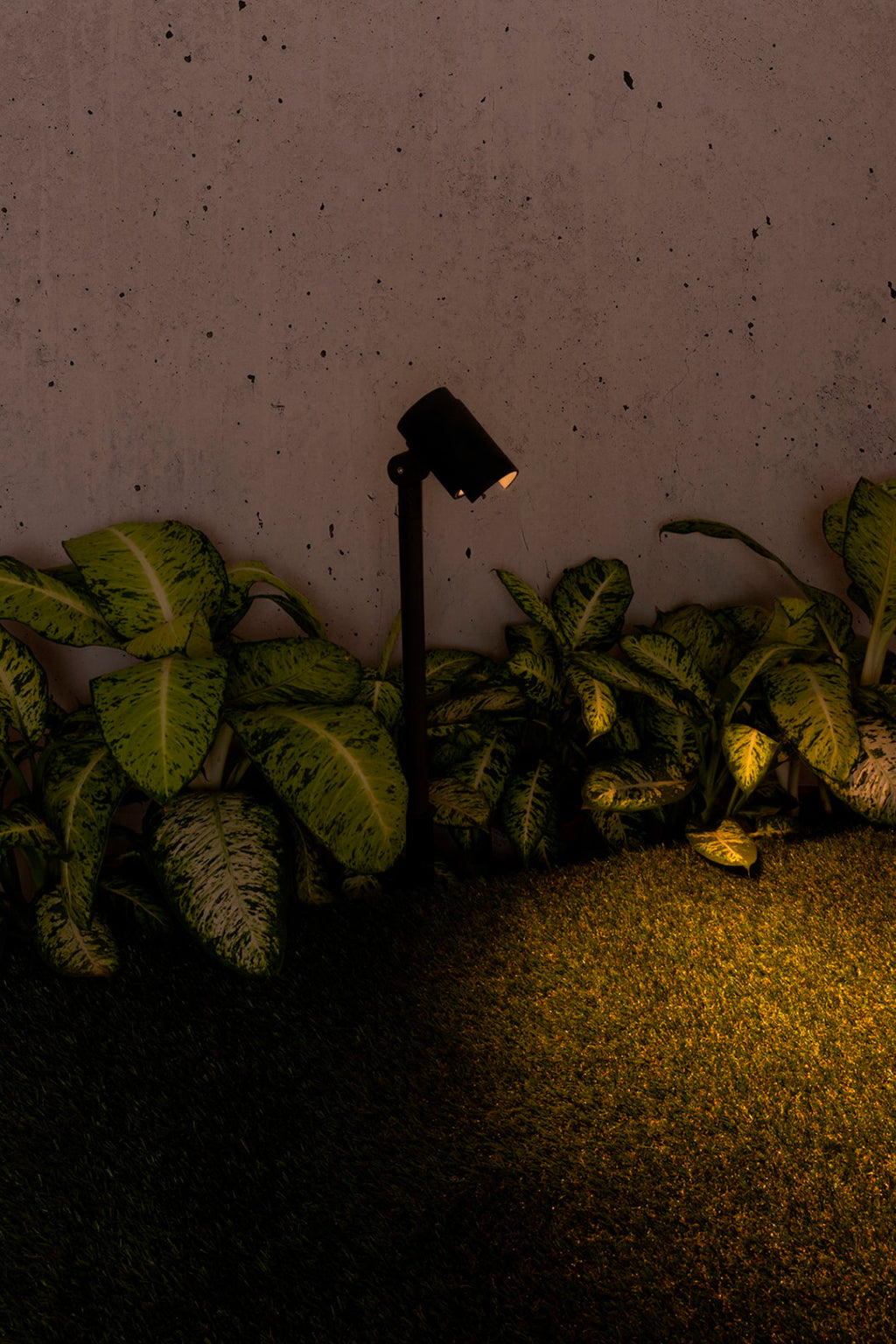 Lámpara proyector LED FOC 520 Gris Oscuro FARO 70159 en jardín exterior, iluminación orientable de aluminio IP65 para terraza