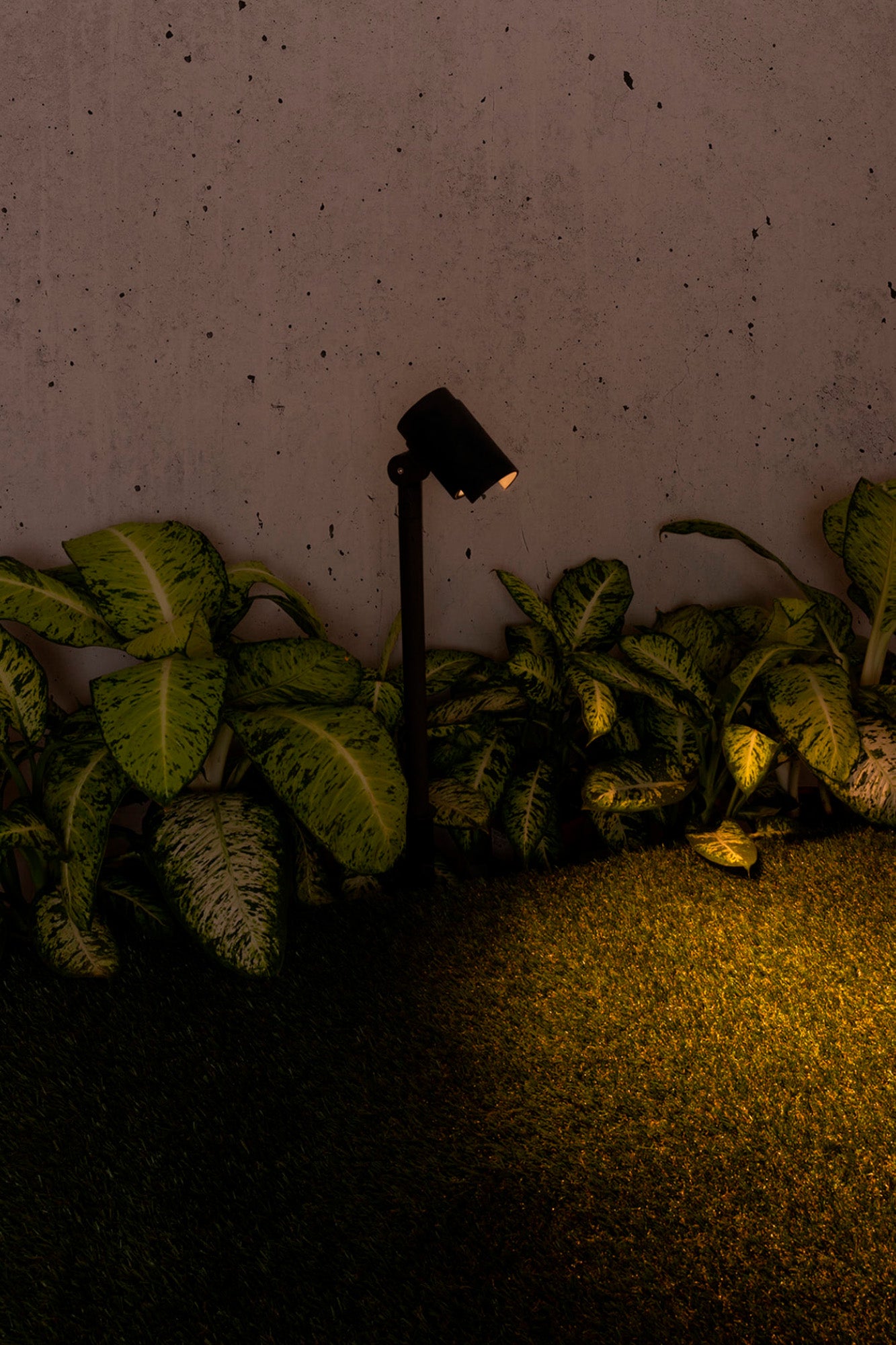 Lámpara proyector LED FOC 520 Gris Oscuro FARO 70159 en jardín exterior, iluminación orientable de aluminio IP65 para terraza