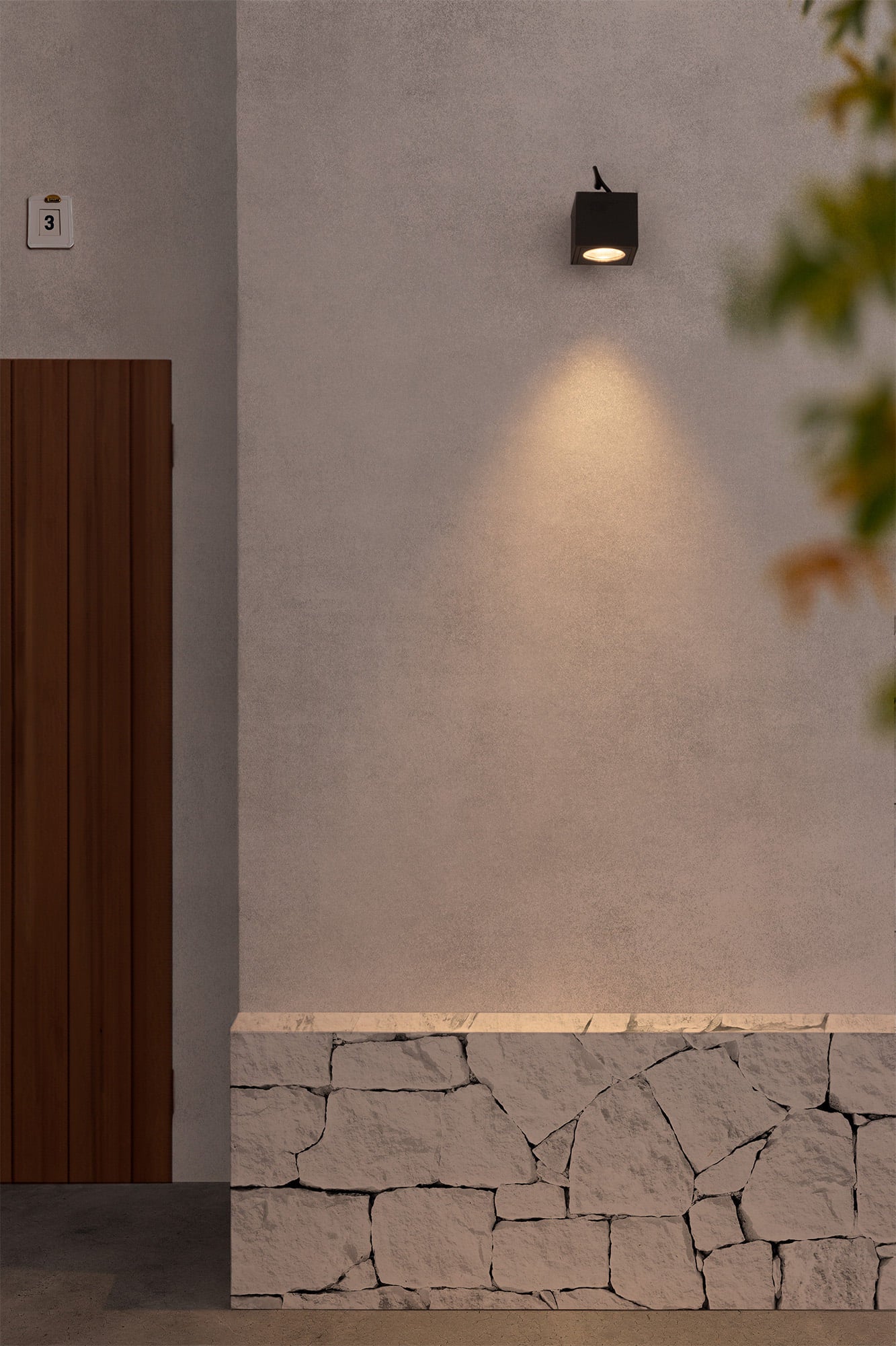 Lámpara proyector OKO gris oscuro FARO 70161 en ambiente exterior: luminaria LED IP65 de aluminio montada en pared de jardín o terraza para iluminación profesional