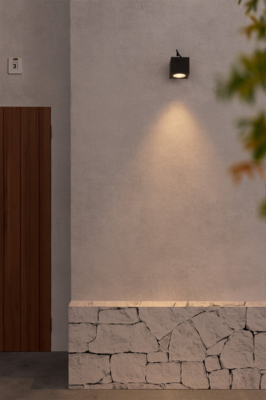 Lámpara proyector OKO gris oscuro FARO 70161 en ambiente exterior: luminaria LED IP65 de aluminio montada en pared de jardín o terraza para iluminación profesional
