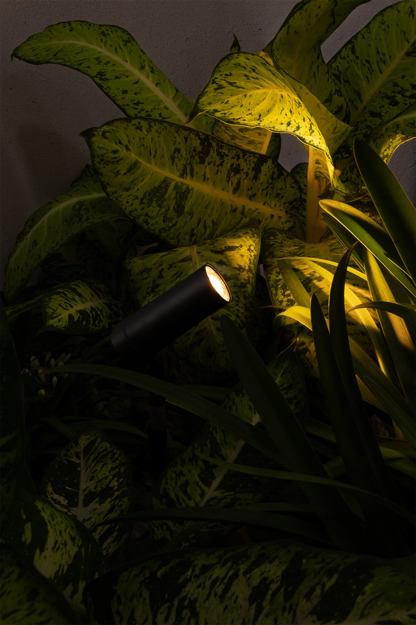 Estaca LED SETH 280 negra como faro exterior decorativo en jardín, luminaria de superficie en aluminio y PMMA con luz cálida 2700K e IP44 resistiendo la intemperie.