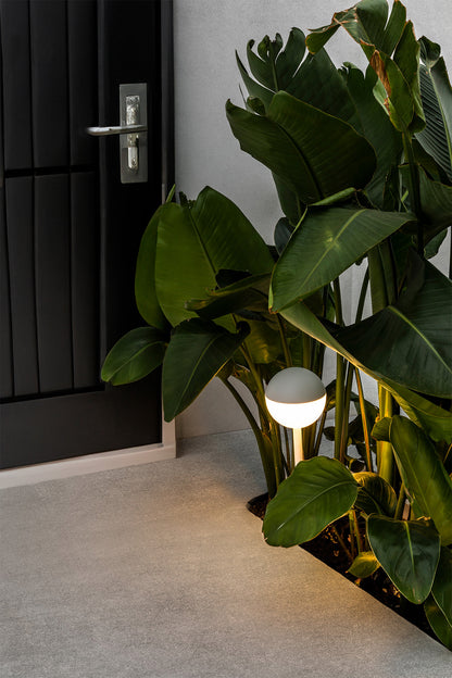 Luminaria estaca PICCOLA blanca FARO 70246 serie 7031 en ambiente de jardín exterior, iluminación decorativa LED de aluminio IP65