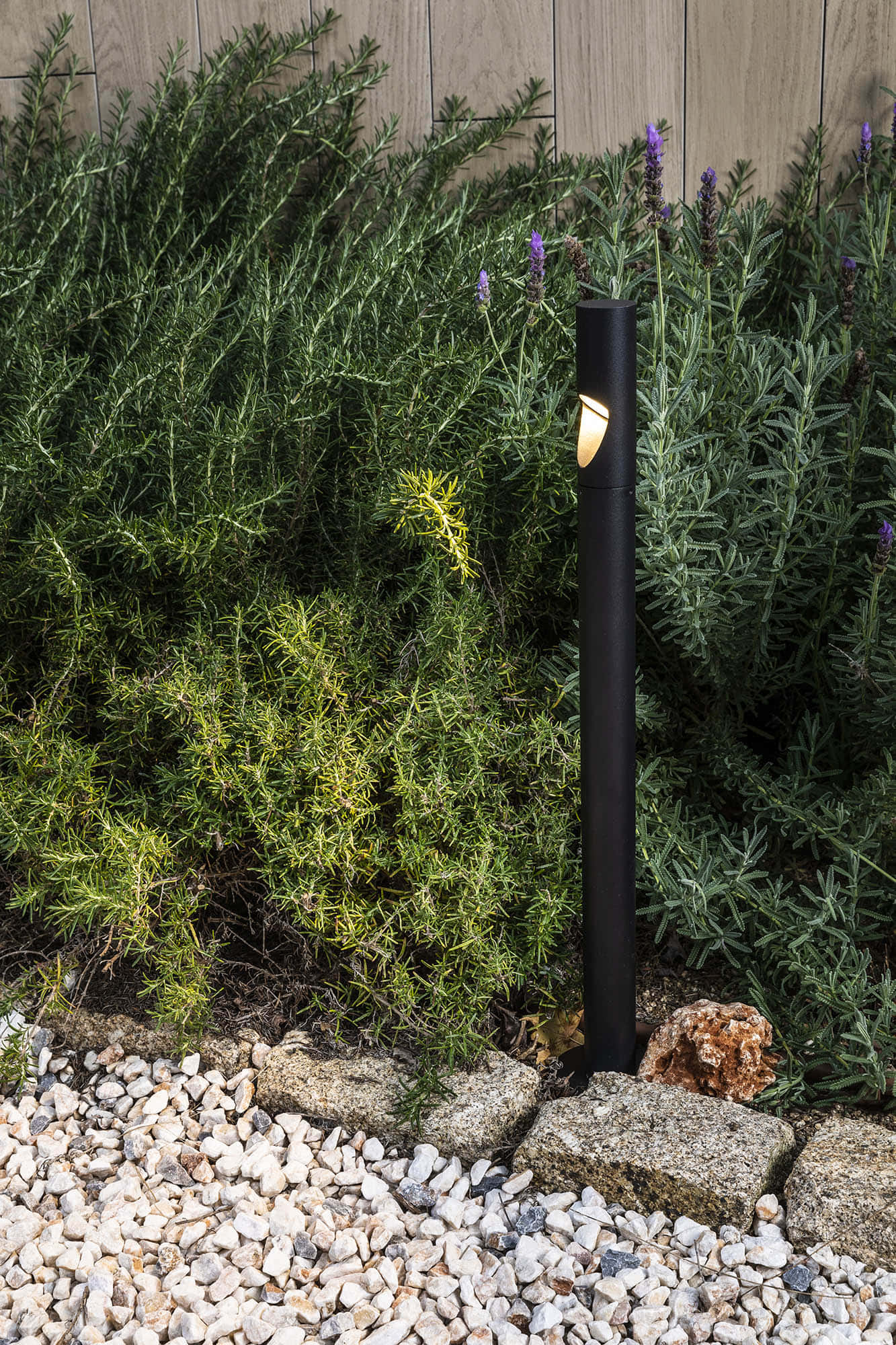 Baliza Bezel negra faro 70247 en ambiente exterior de jardín, luminaria de superficie en aluminio y cristal IP65 para iluminación de caminos de paso