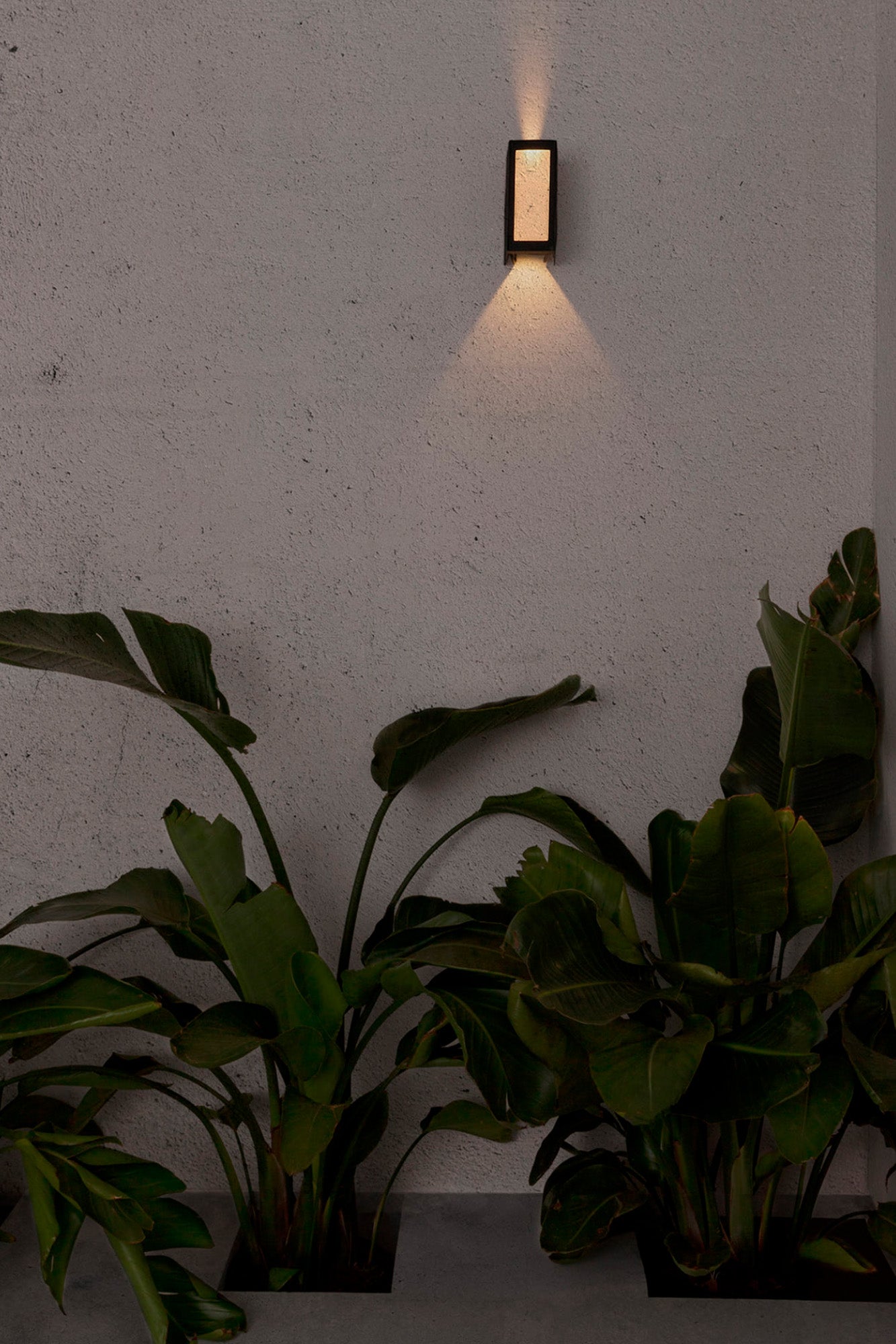 Aplique de pared LOG gris oscuro FARO 70264 en jardín exterior, luminaria aluminio LED SMD iluminando pared para iluminación exterior