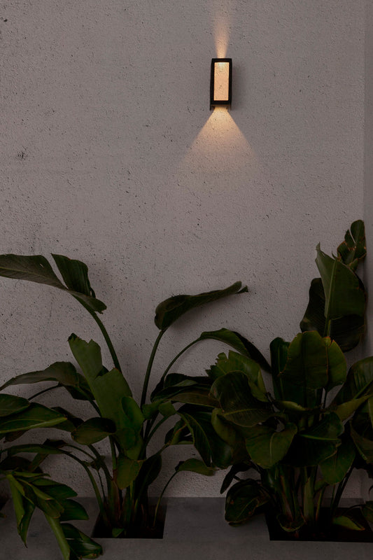 Aplique de pared LOG gris oscuro FARO 70264 en jardín exterior, luminaria aluminio LED SMD iluminando pared para iluminación exterior