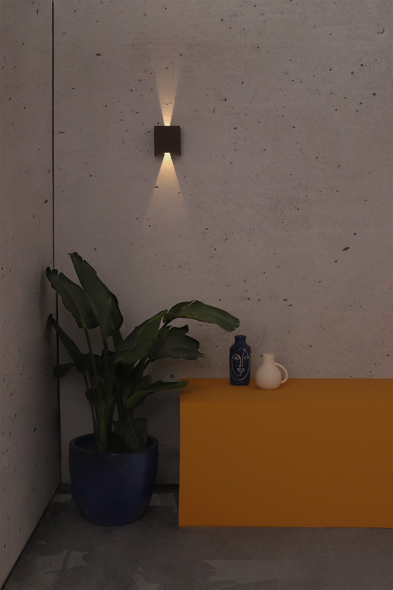 Aplique de pared LED OLAN marrón óxido FARO 70270 en imagen de ambiente, iluminando jardín o terraza exterior con luminaria superficie de aluminio IP65.