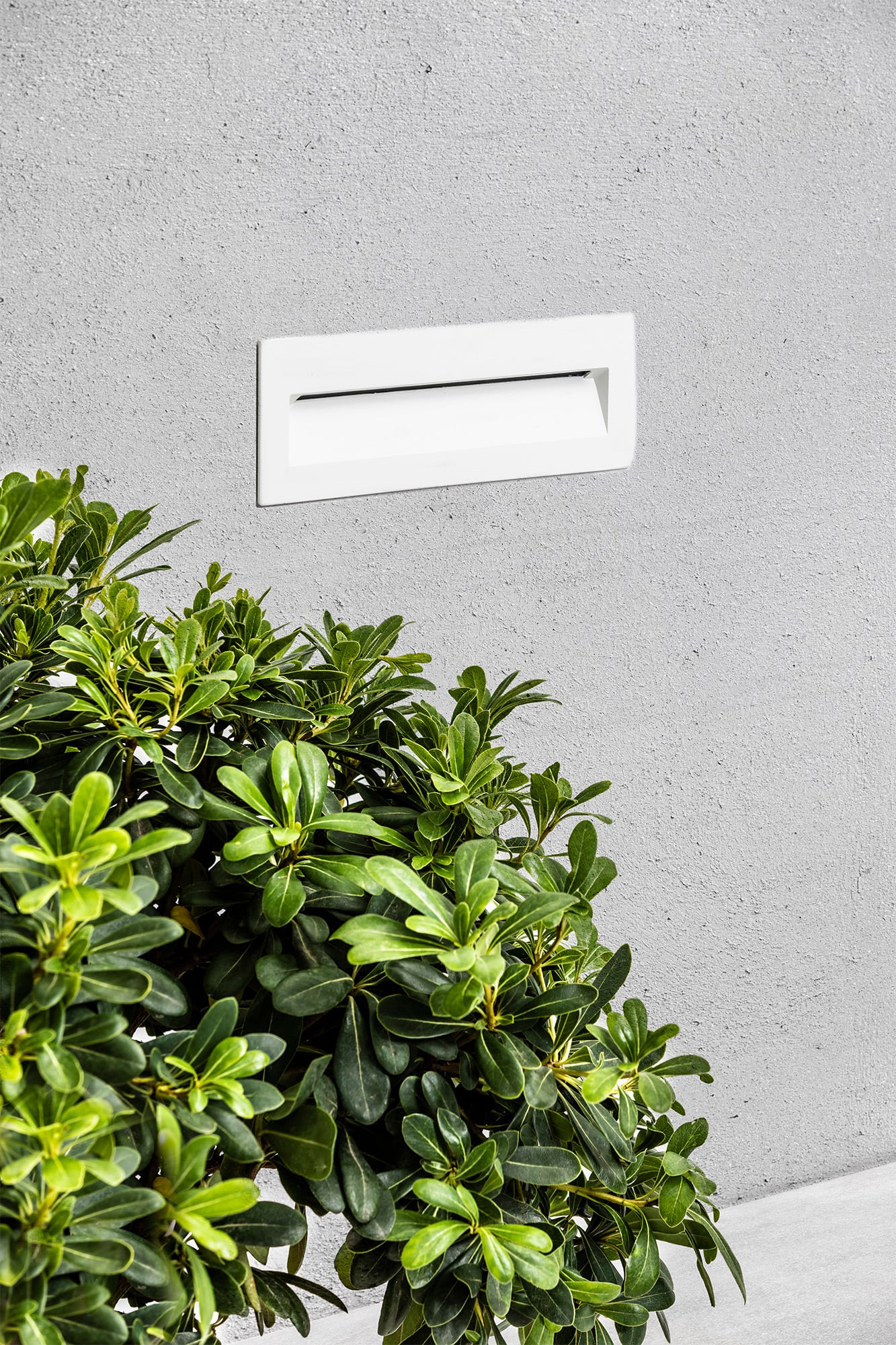 Luminaria empotrable LED NAT blanco FARO 70271 en imagen ambiente: instalada en jardín exterior con aluminio mate IP65 para iluminación de terrazas y señalización LED exterior 7500K