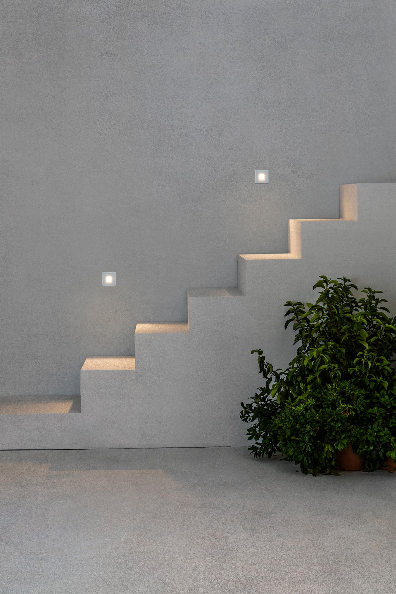 Luz empotrable DART SQ blanco 2700K FARO modelo 70272 en imagen ambiente, LED exterior IP65 para pared con cristal difusor, iluminación señalización cálida 7033