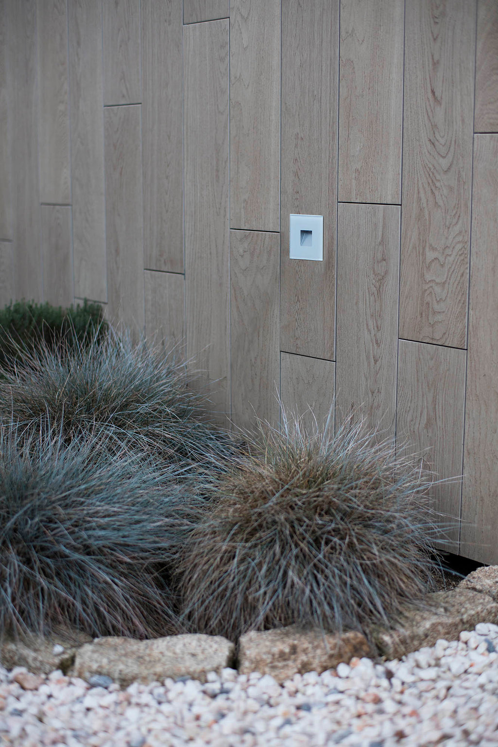 Imagen ambiente de empotrable LED exterior DART SQ blanco 3000K FARO 70272N instalado en pared outdoor, luminaria empotrada de policarbonato y cristal para iluminación y señalización cálida 3000K.