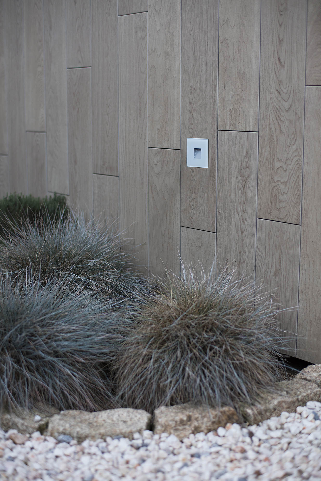 Imagen ambiente de empotrable LED exterior DART SQ blanco 3000K FARO 70272N instalado en pared outdoor, luminaria empotrada de policarbonato y cristal para iluminación y señalización cálida 3000K.