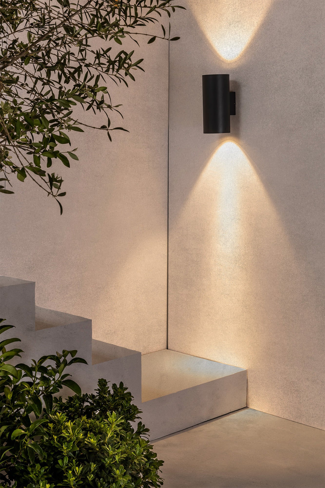 Aplique LED THON 2L Gris en ambiente de jardín exterior, faro luminaria LED de aluminio y cristal para terraza, modelo 70284