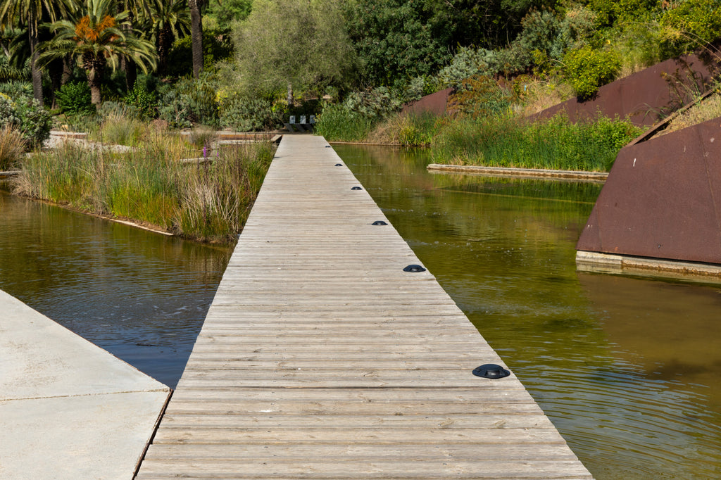 Imagen ambiente de lámpara superficie exterior LOTH 4L negro mate FARO 70287 en pared de jardín, luminaria aluminio LED COB IP67 para iluminación señalización exterior colección 7036