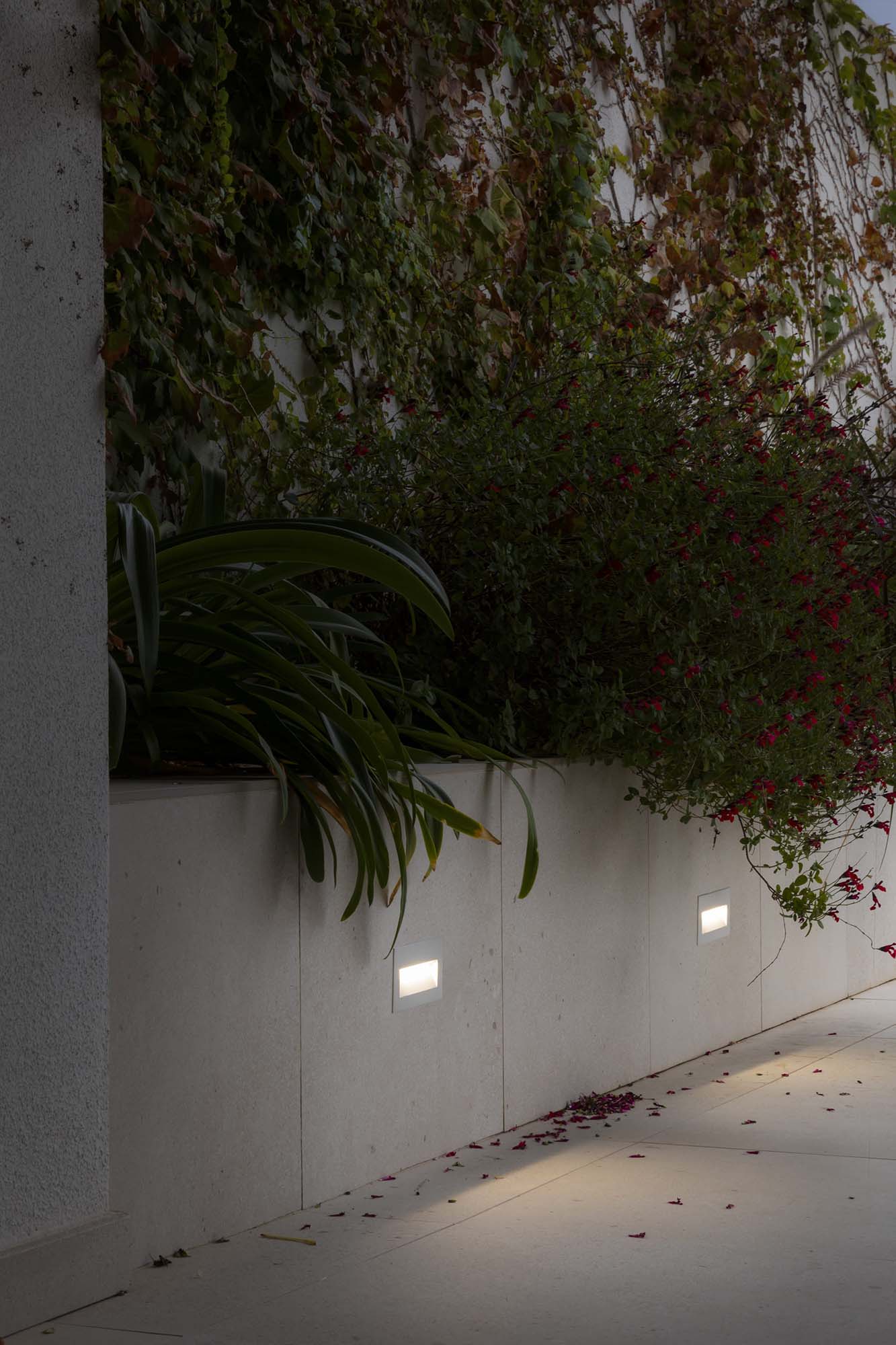 Luminaria empotrable MANI blanco aluminio IP65 LED para iluminación exterior en pared, modelo FARO 70288 serie 7142, vista ambiente instalada en entorno residencial