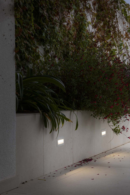 Luminaria empotrable MANI blanco aluminio IP65 LED para iluminación exterior en pared, modelo FARO 70288 serie 7142, vista ambiente instalada en entorno residencial