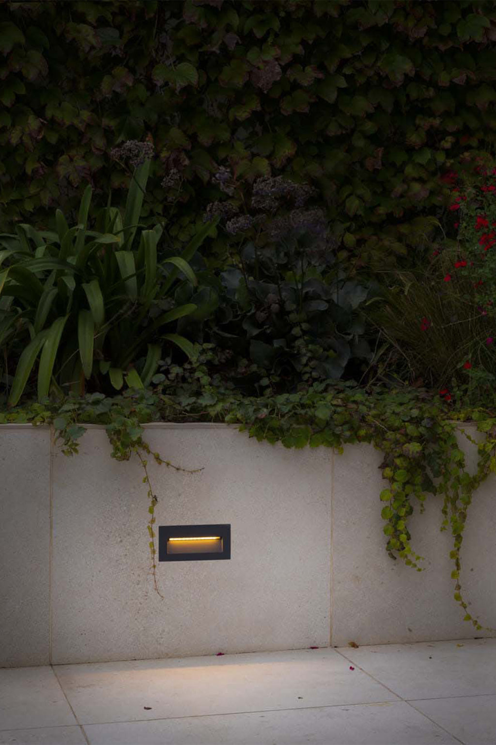 Luminaria empotrable MANI gris oscuro FARO 70289 en ambiente exterior: instalación en pared de aluminio serie 7142 con IP65 y LED SMD para iluminación de caminos.