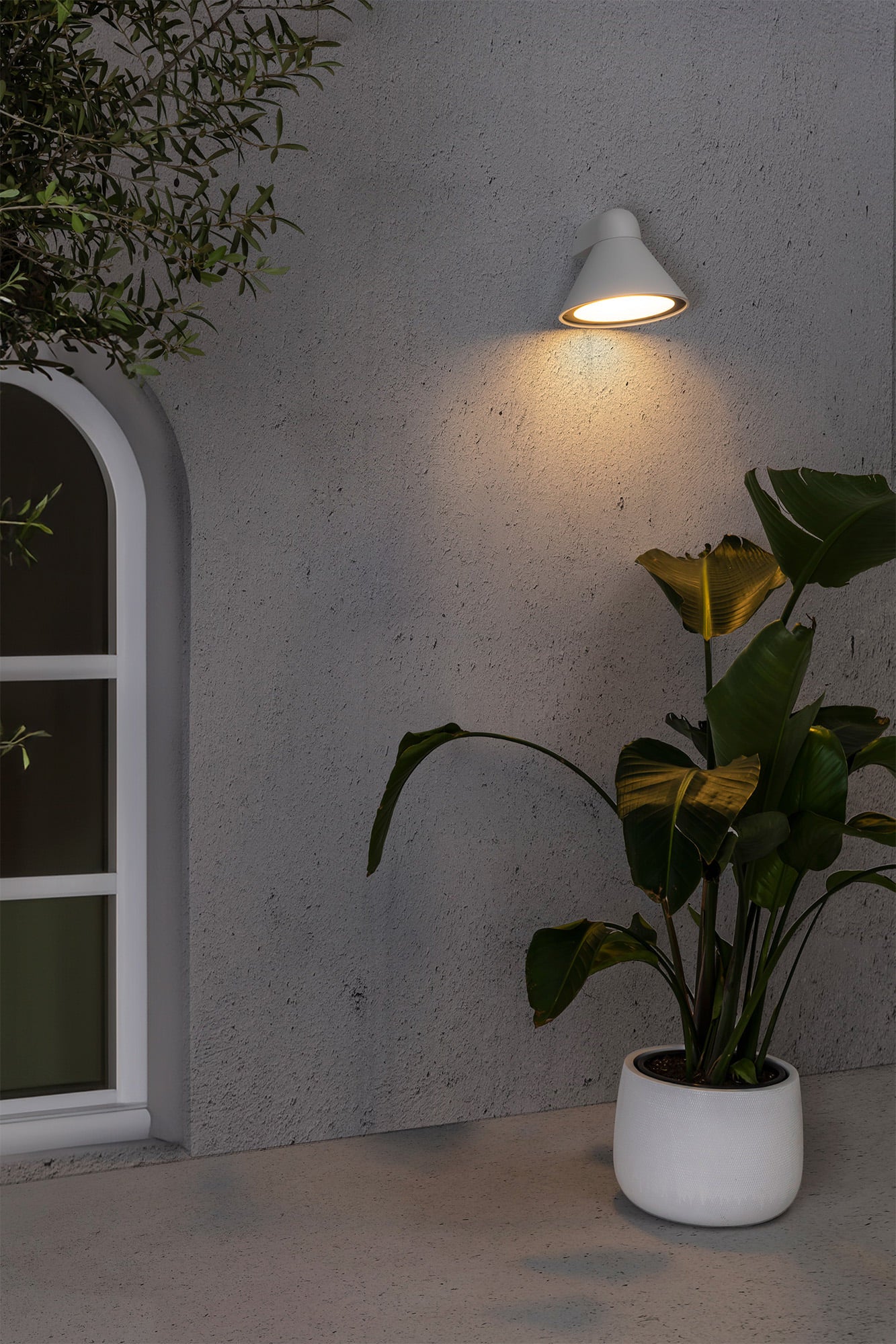 Luminaria de pared exterior PALS blanco FARO 70290, aplique superficie de aluminio IP65 IK06 en ambiente de jardín, iluminación faro moderna para pared