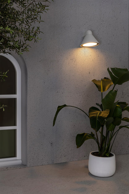 Luminaria de pared exterior PALS blanco FARO 70290, aplique superficie de aluminio IP65 IK06 en ambiente de jardín, iluminación faro moderna para pared
